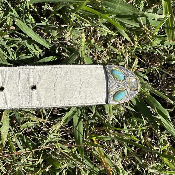 Vintage Apple ACC‎ NY Faux Turquoise Embellished White Leather Belt 1 1/2” - Picture 3 of 16